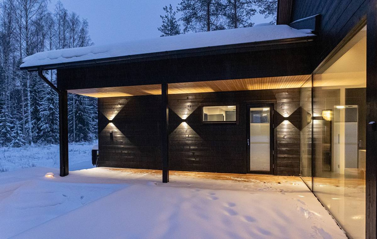 Les appliques murales Funk apportent une lumière confortable et non éblouissante à votre terrasse